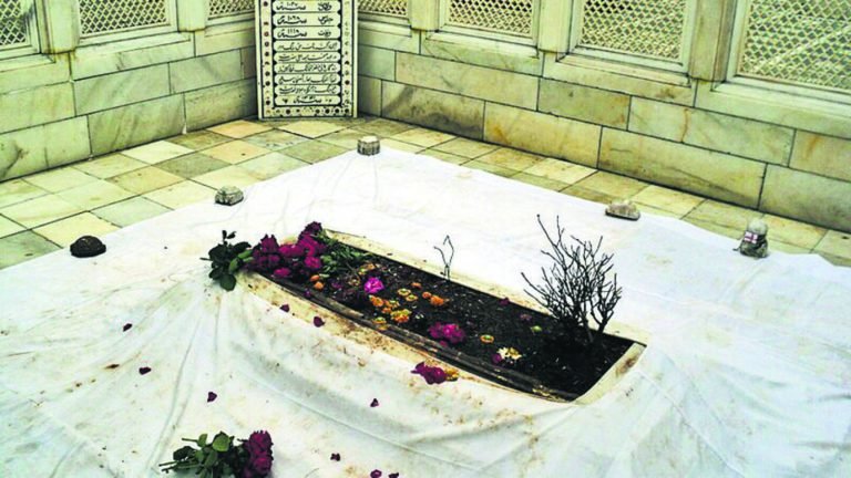 The-grave-of-Mughal-emperor-Aurangzeb--located-in-_1742029874840